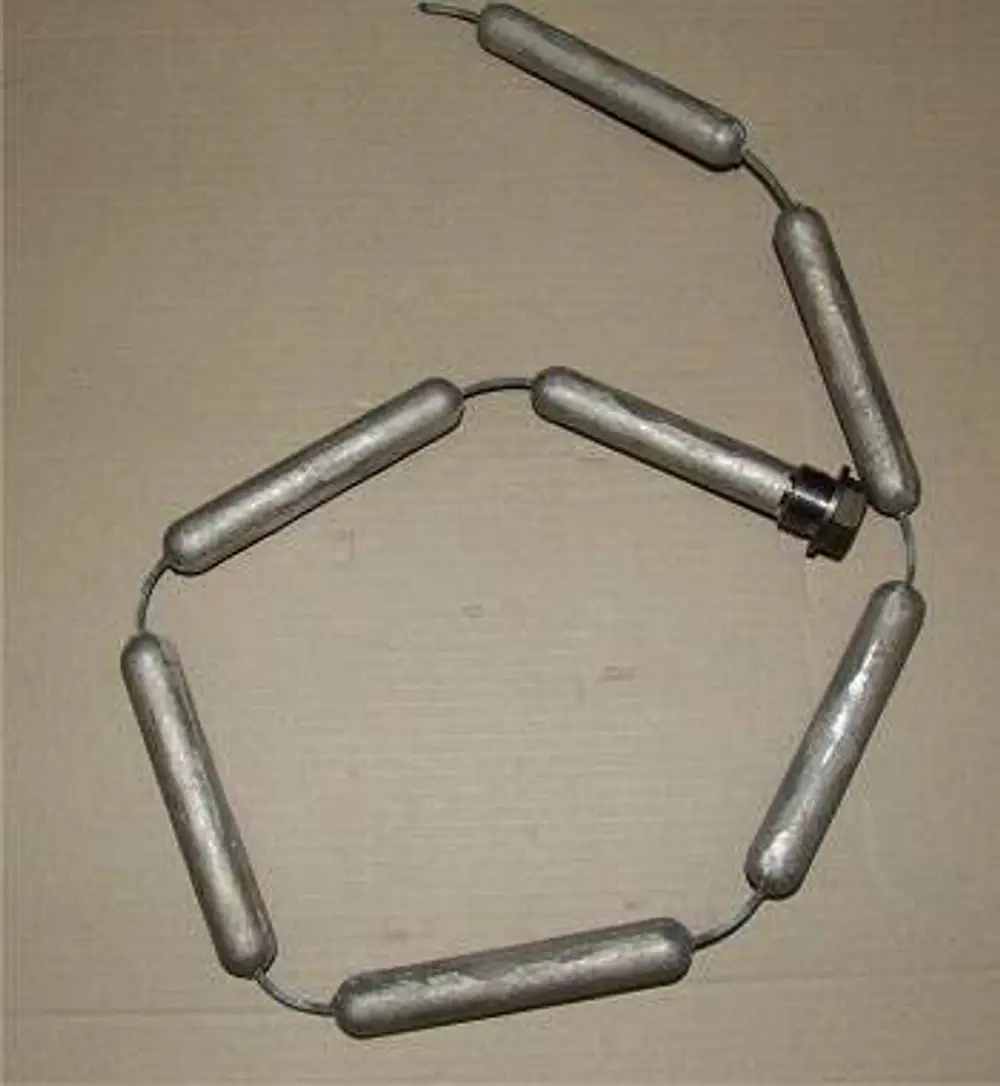 Metallische Reinigungsbürste mit mehreren zylindrischen Elementen und verbundenem Kabel, hergestellt von Remeha. Sie ist für Reinigungszwecke konzipiert.